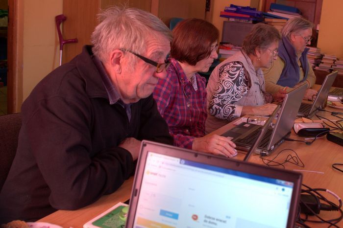 Janowice Wielkie: Seniorzy z tabletami