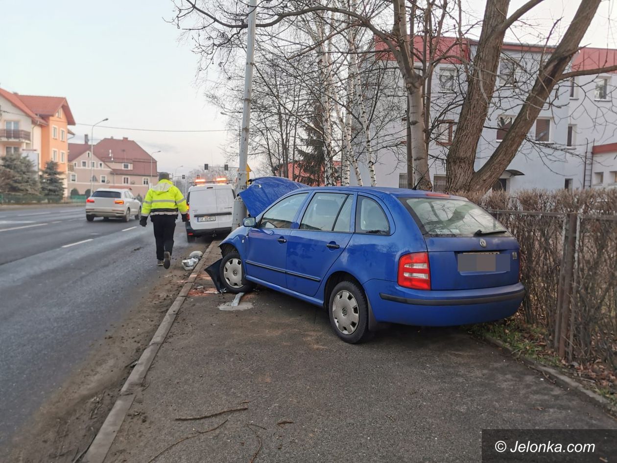 Jelenia Góra: Wjechał w latarnię
