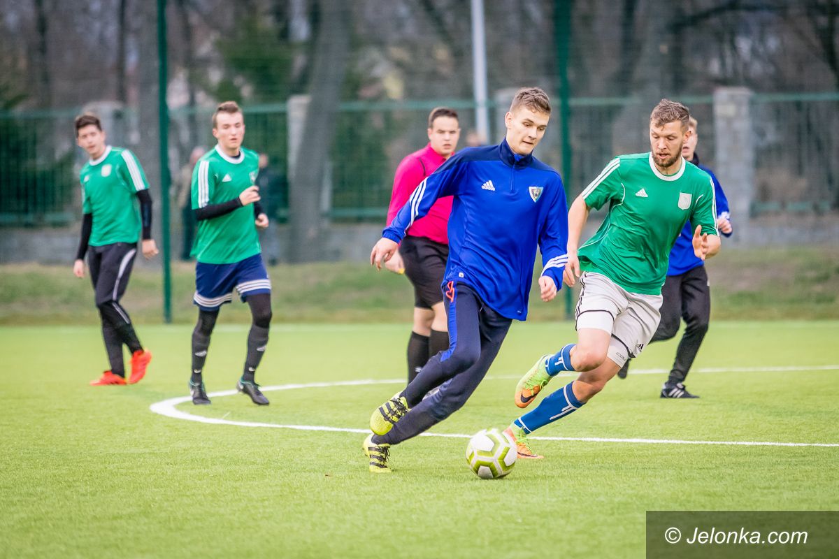 Jelenia Góra: Juniorzy pokonali seniorów