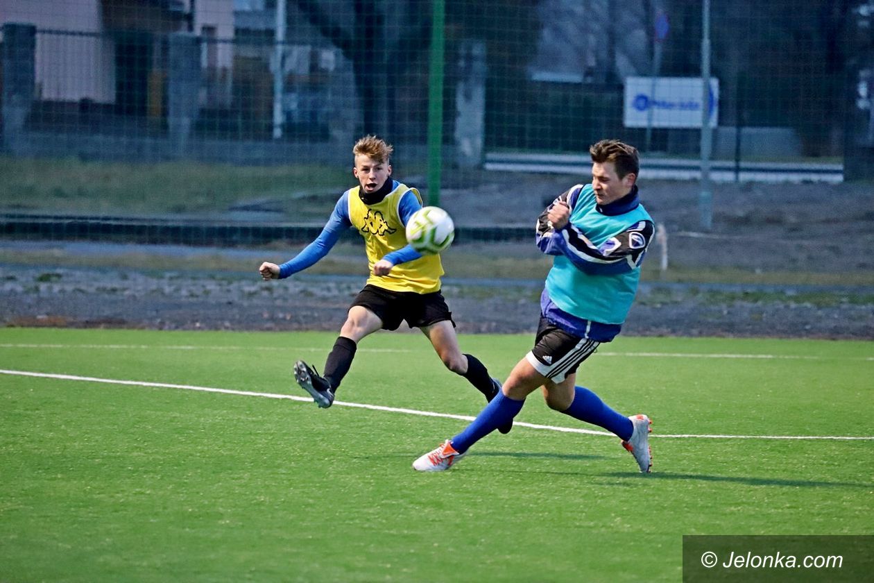 Jelenia Góra: Powalczyli z juniorami