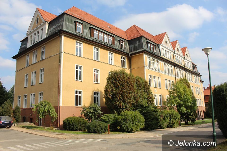 Jelenia Góra: Uczelnie bez zajęć, basen otwarty