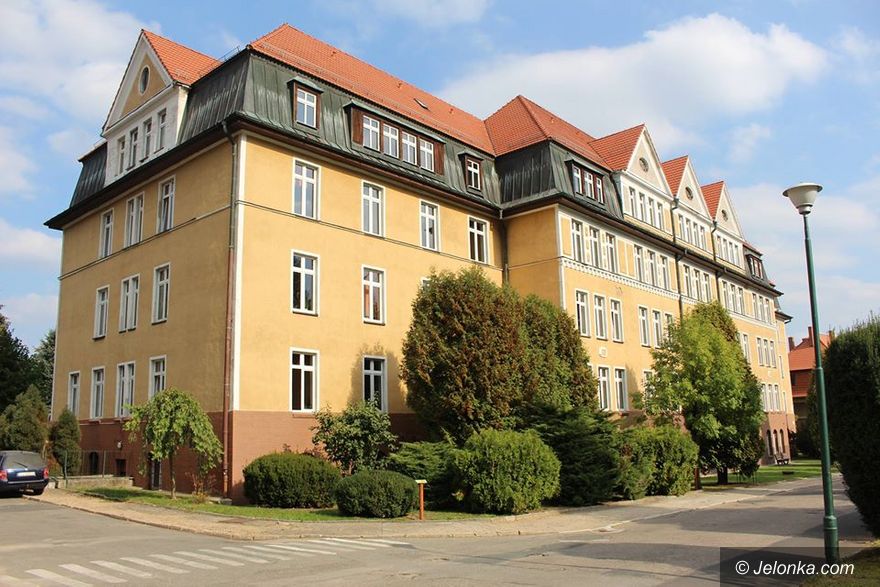 Jelenia Góra: Uczelnie bez zajęć, basen otwarty