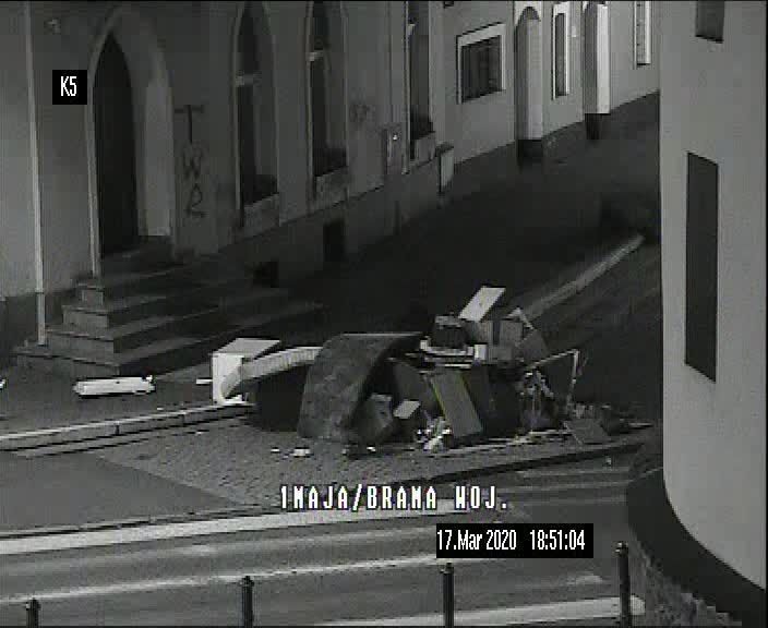 Jelenia Góra: Kierowca wysypał odpady na chodnik