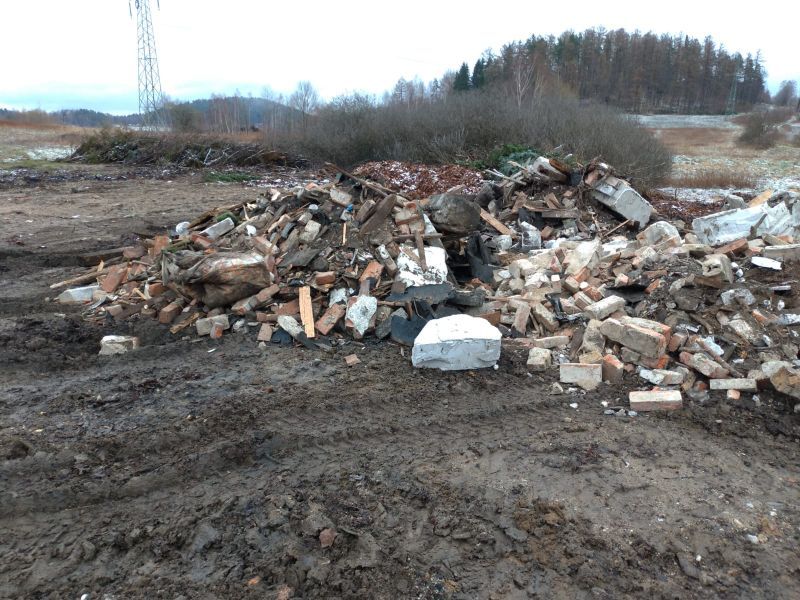 Jelenia Góra: Wysypał gruz na łąkę