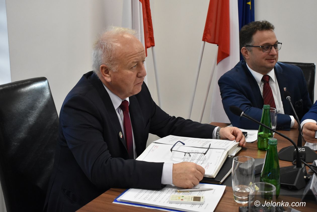Powiat: Diety radnych powiatu dla pogotowia ratunkowego