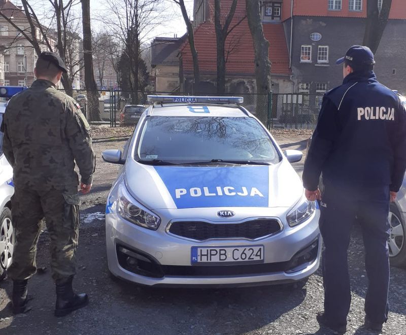 Jelenia Góra: Dzielnicowy z żołnierzem pomogli choremu na serce