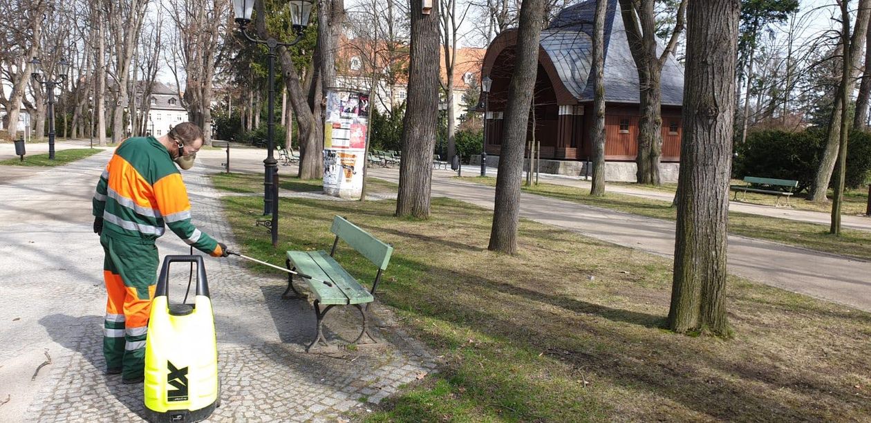 Jelenia Góra: Trwa dezynfekcja miasta