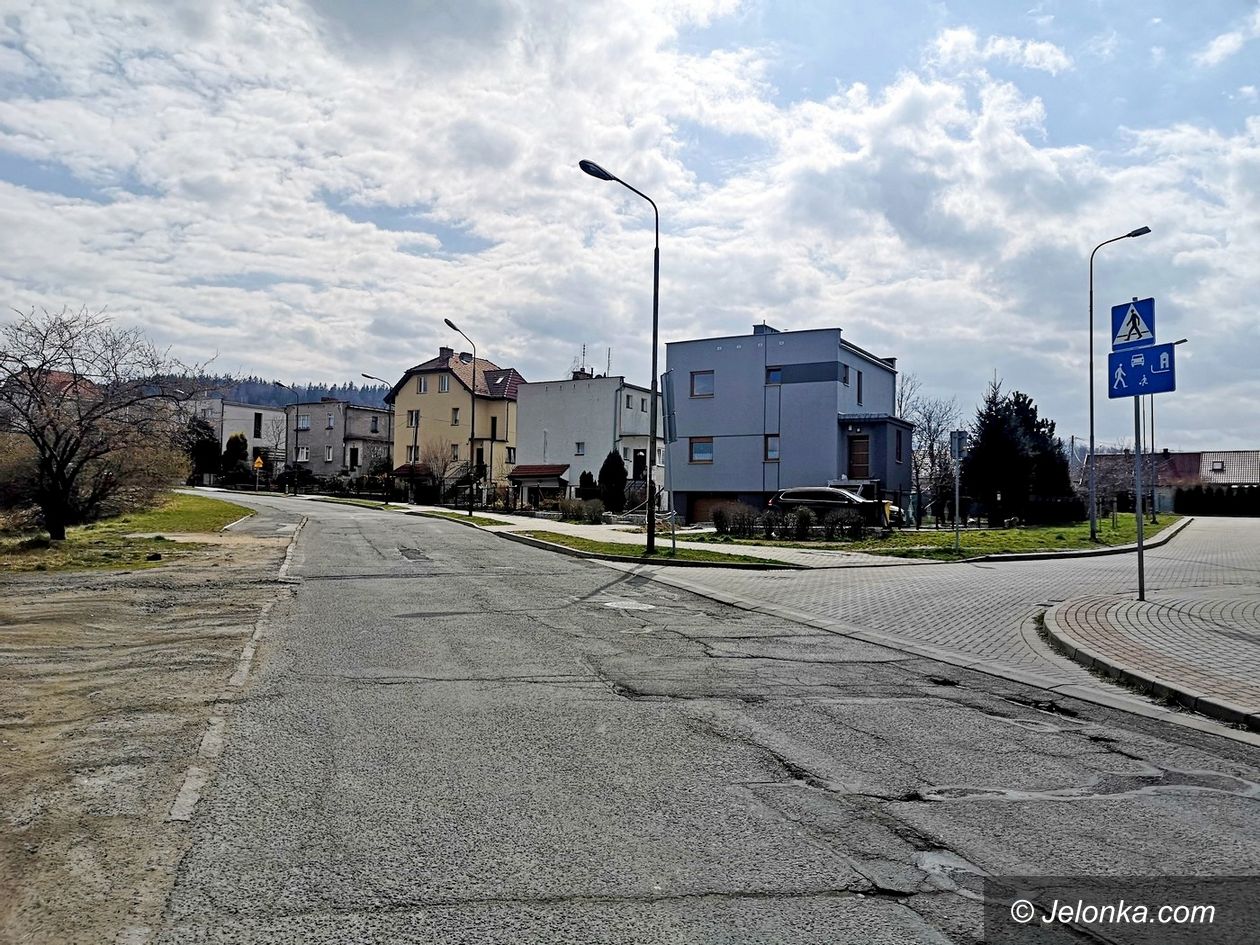 Jelenia Góra: Wymiana kolejnych słupów oświetleniowych