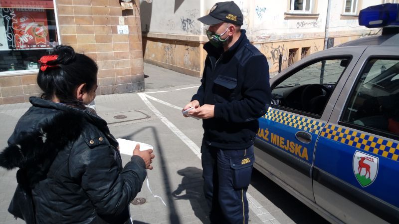 Jelenia Góra: Kontrolują obowiązek zakrywania ust i nosa