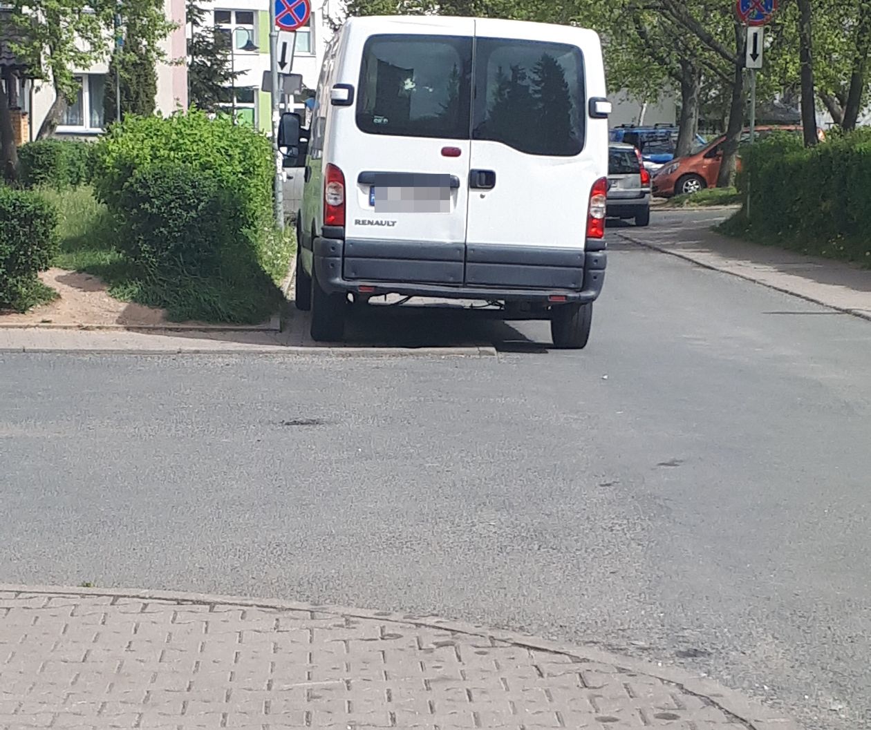 Jelenia Góra: Zastawił cały chodnik