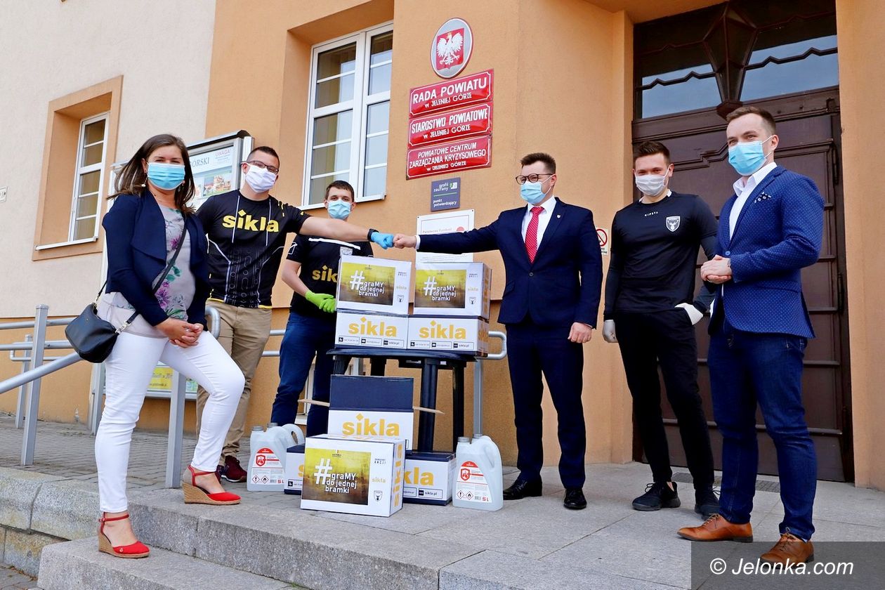 Jelenia Góra: Victoria z darami