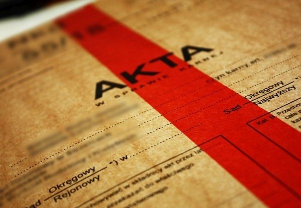 Region: Policjant brał łapówki za zniesienie kwarantanny