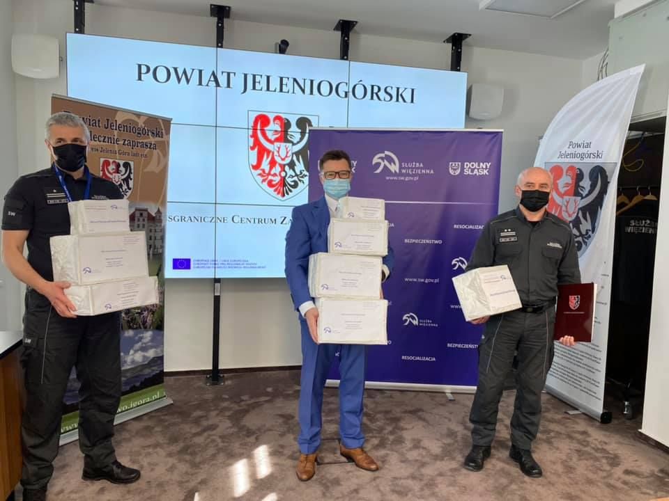 Powiat: Maseczki z aresztu dla starostwa