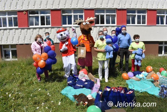 Jelenia Góra: Nieśli radość małym pacjentom w szpitalu