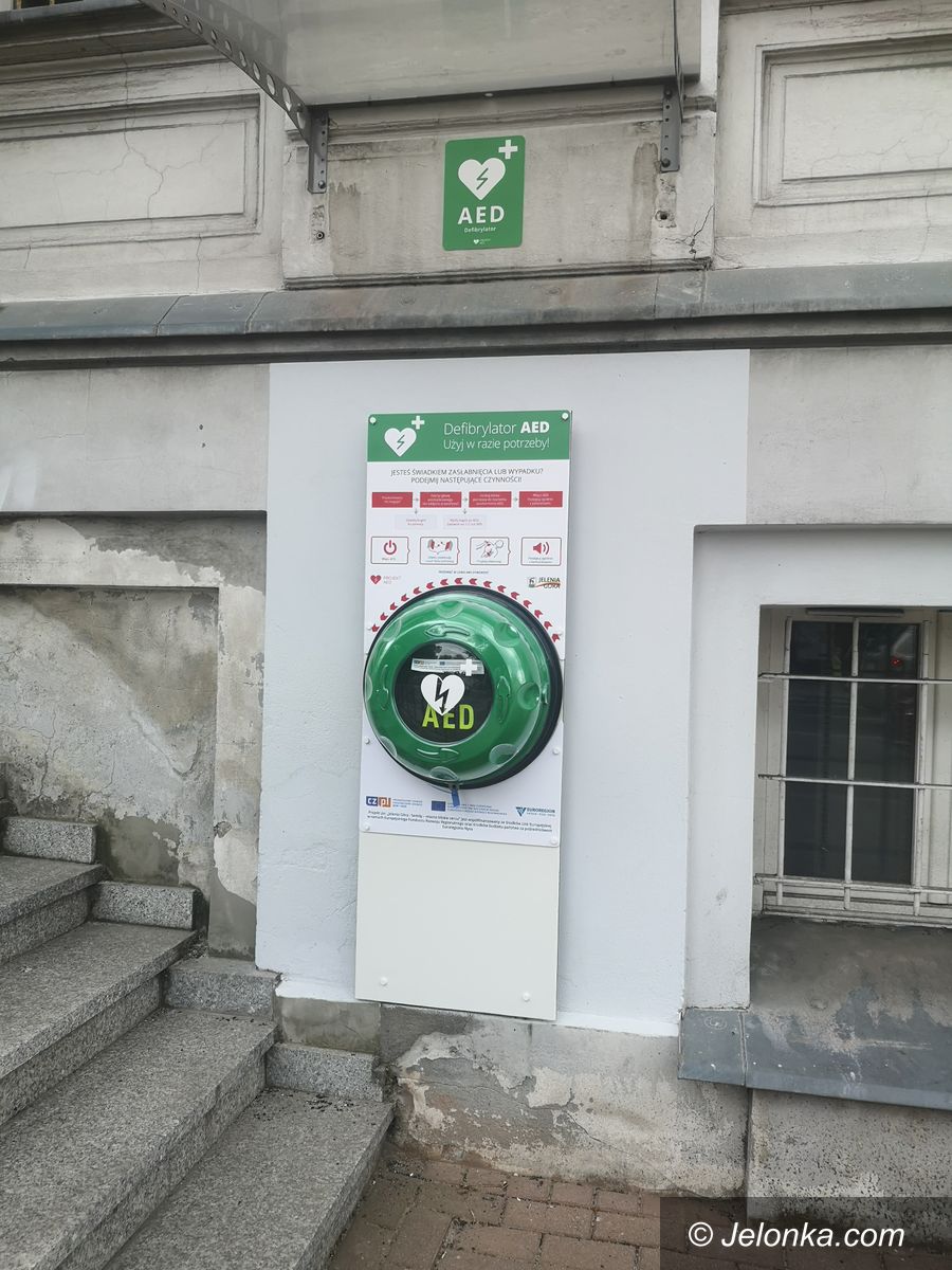 Jelenia Góra: Kolejne defibrylatory w przestrzeni publicznej