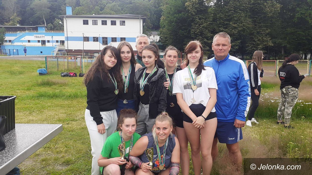 Jelenia Góra: Sięgnęli po medale w siatkówce plażowej