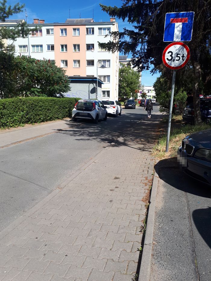 Jelenia Góra: "Parkingi" (wciąż) na chodnikach