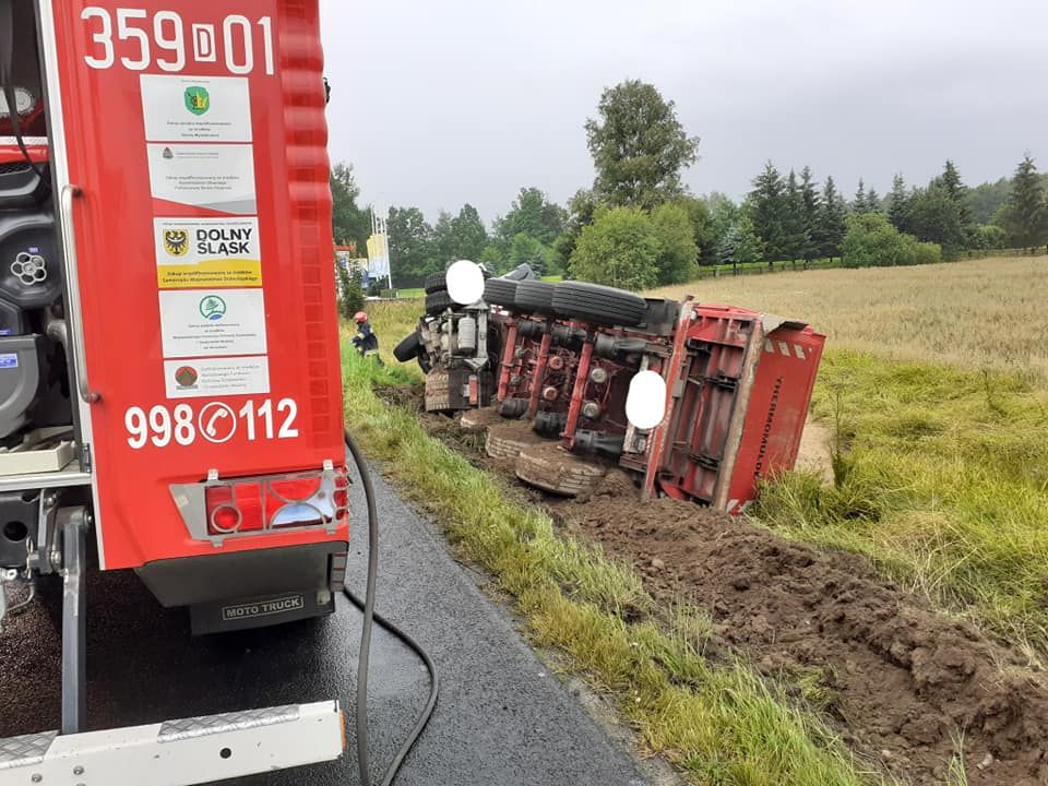 Mysłakowice: Auto wypadło z drogi