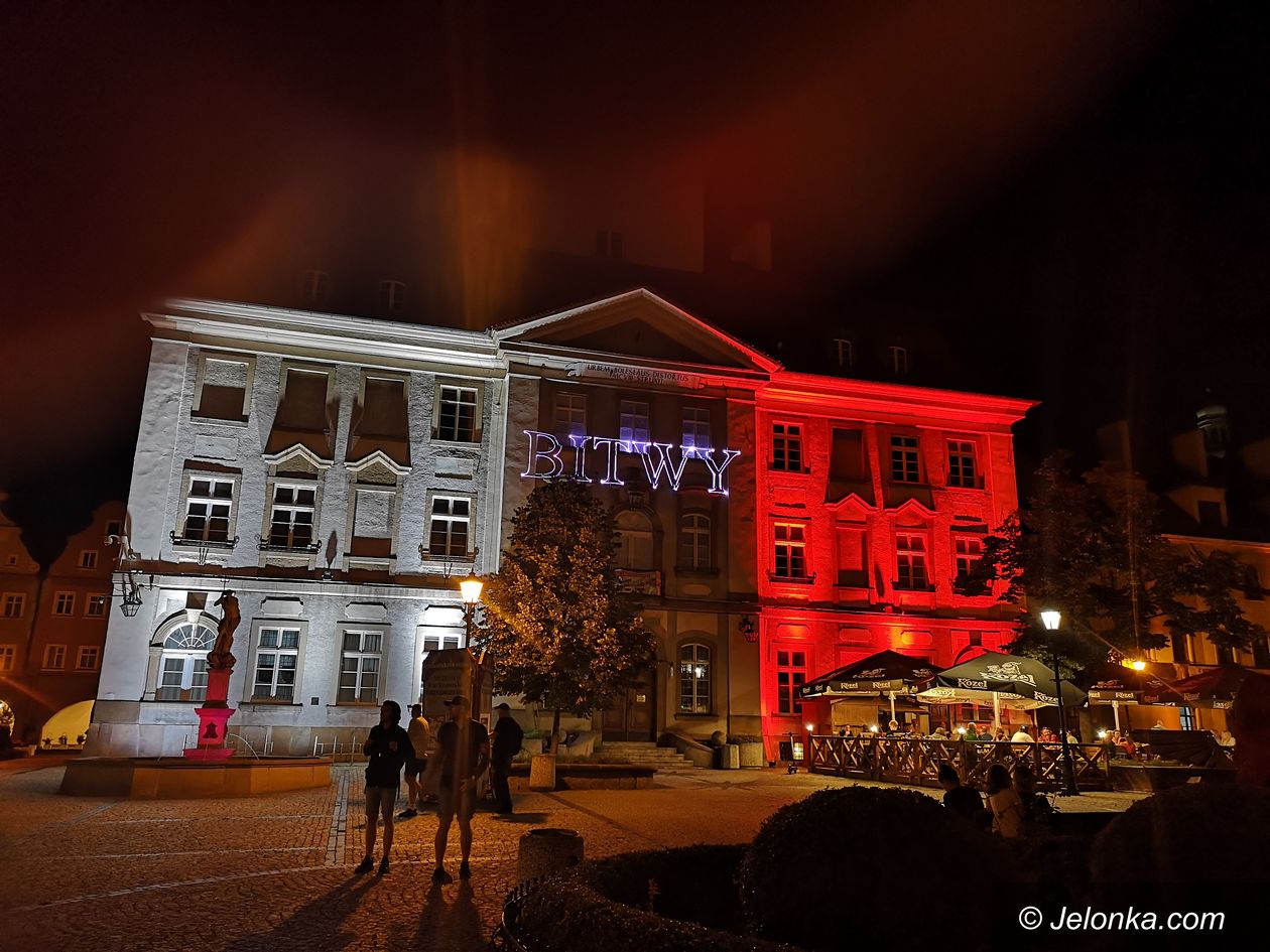 Jelenia Góra: Patriotyczne animacje na Ratuszu i Teatrze Norwida