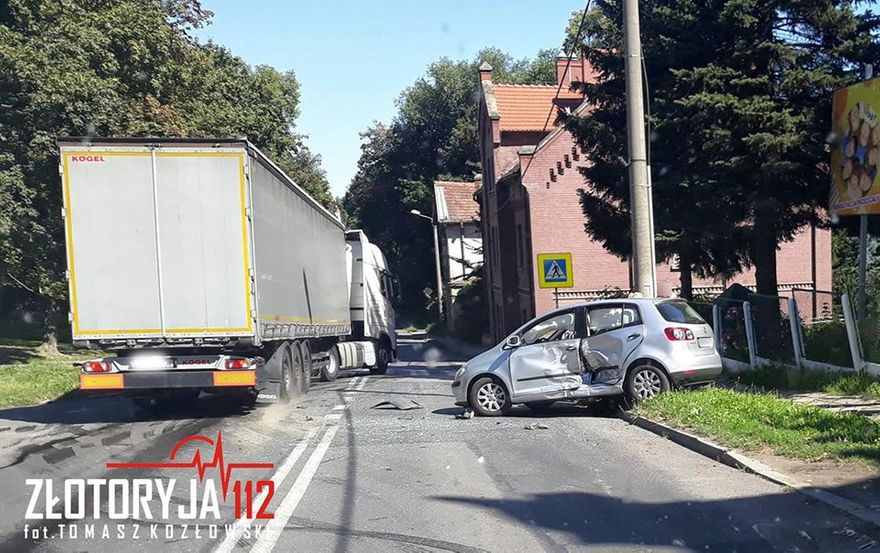 Złotoryja: Wjechała wprost pod busa