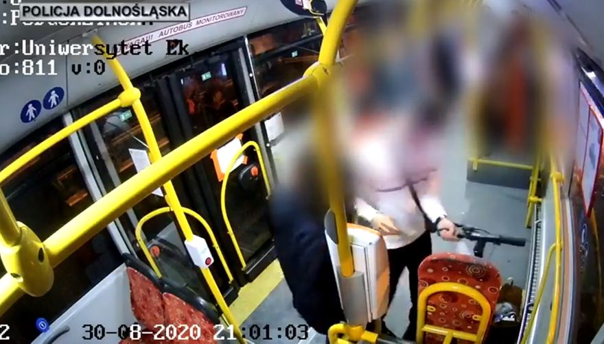 Jelenia Góra: Agresywny pasażer z hulajnogą