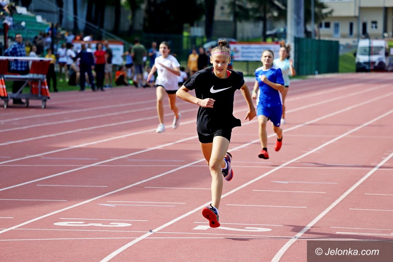 Jelenia Góra: Międzyszkolna lekkoatletyka w reżimie sanitarnym
