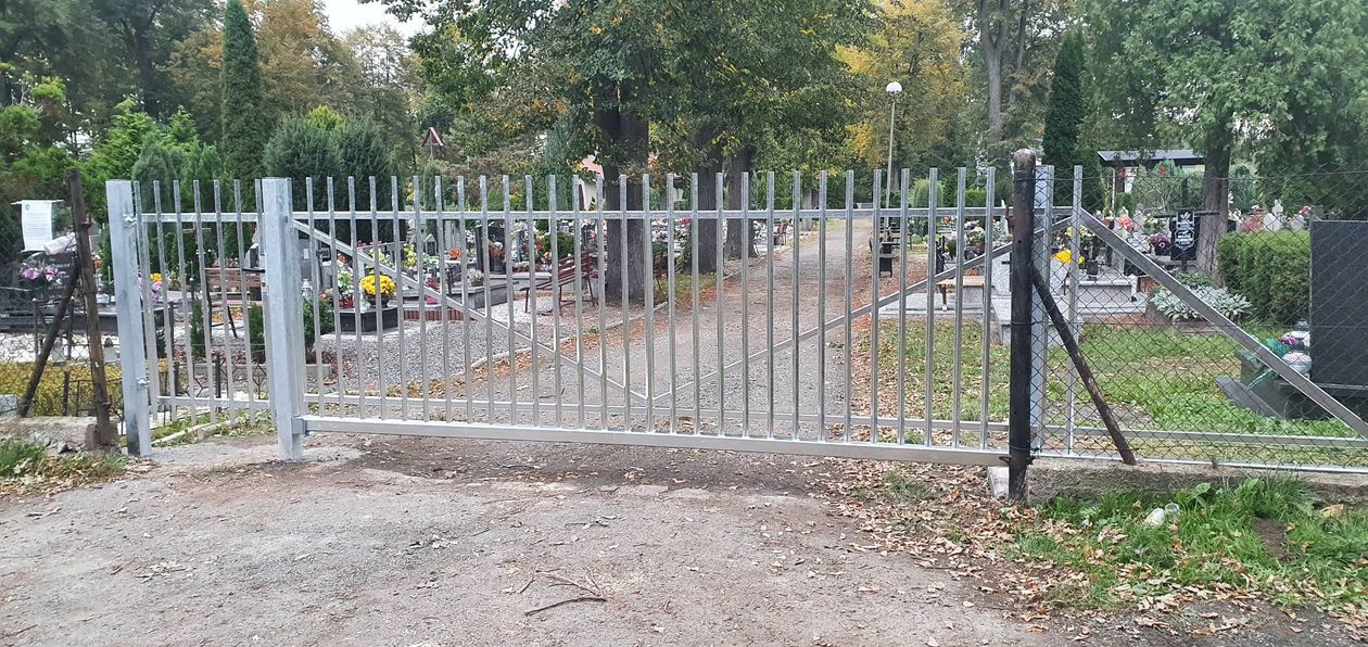 Mysłakowice: Nowa brama cmentarna