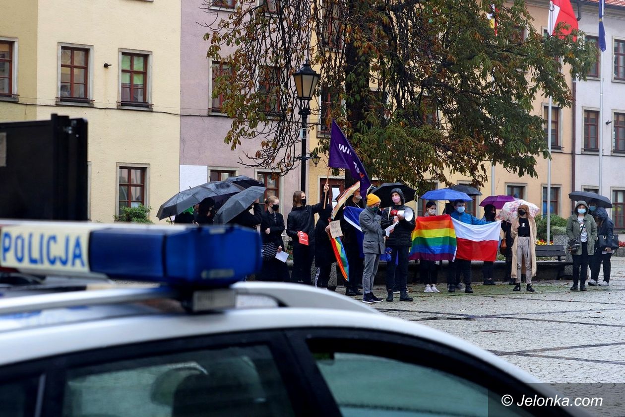 Jelenia Góra: Protest w strugach deszczu