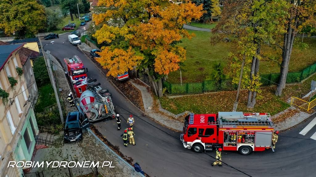 Janowice Wielkie: Kolizja betoniarki z seatem