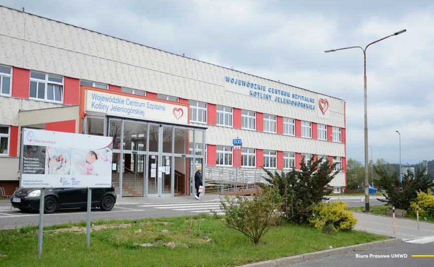 Jelenia Góra: Kolejne ogrzewane kontenery przed SOR–em