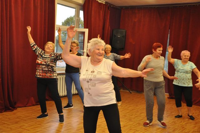 Jelenia Góra: Tanecznie i śpiewająco u Młodych Duchem 50+