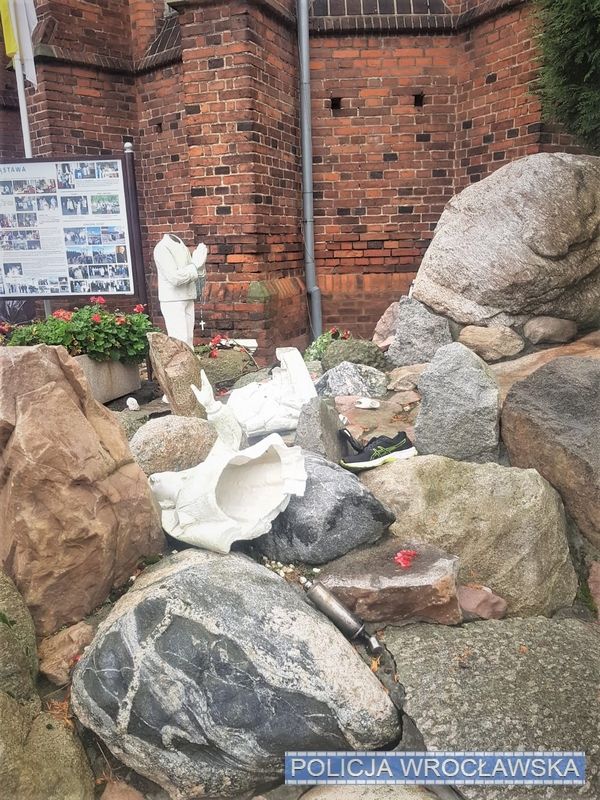 Region: Do sądu za zniszczenie przykościelnych figur