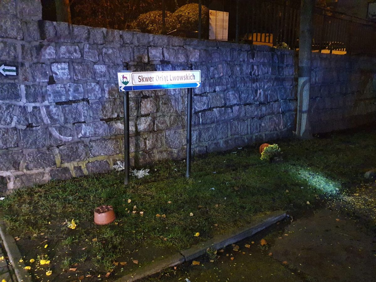 Jelenia Góra: Wandale zniszczyli klomb