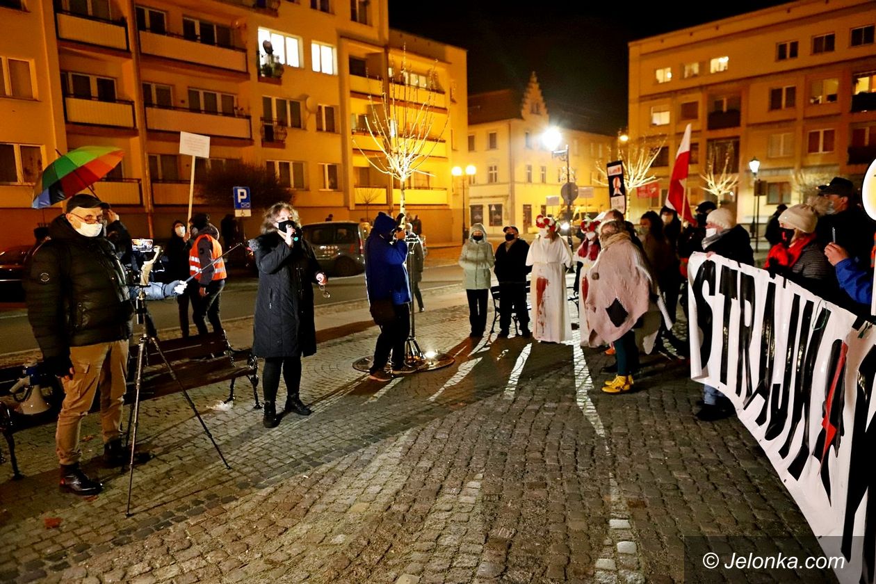 Lwówek Śląski: Marta Lempart na proteście w Lwówku Śląskim