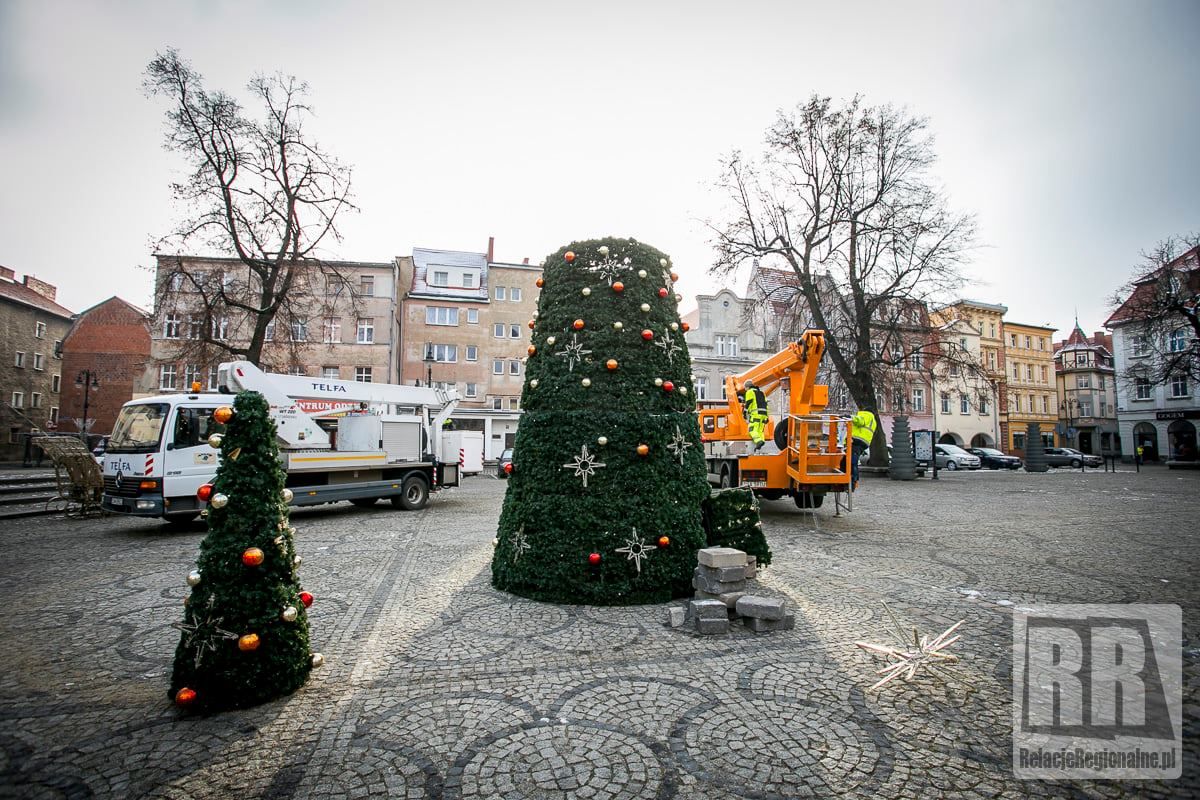 Kamienna Góra: Choinka już stoi