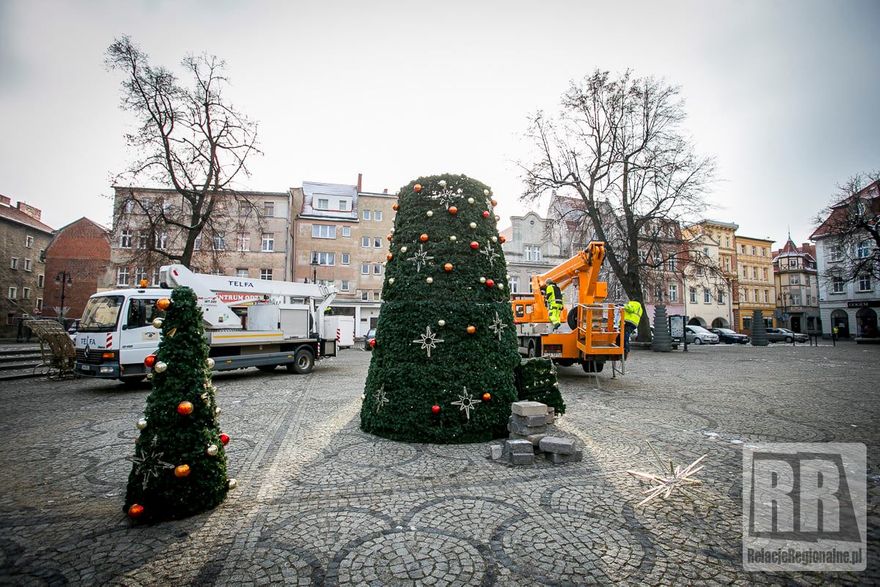 Kamienna Góra: Choinka już stoi