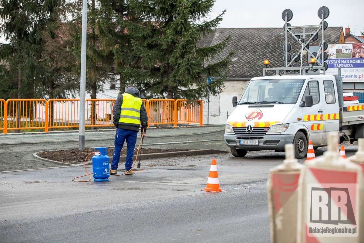 Kamienna Góra: Montują przejazd rowerowy