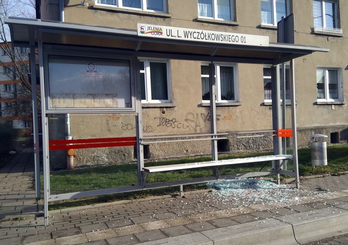 Jelenia Góra: Wandal na przystanku