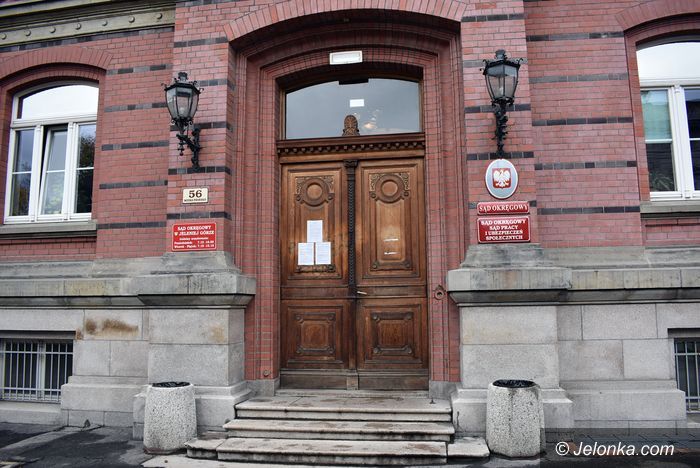 Jelenia Góra: Alarmy bombowe w jeleniogórskich sądach