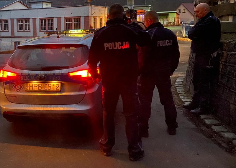 Powiat: Po wielu godzinach poszukiwań policjanci odnaleźli zaginionego