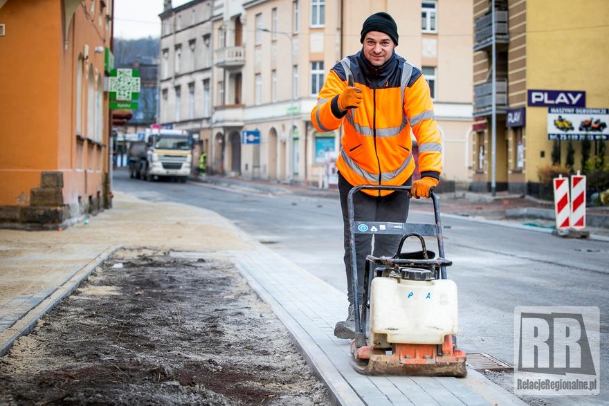 Kamienna Góra: Chodnik już leży