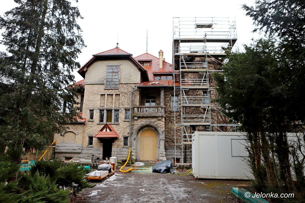 Jelenia Góra: W  "zameczku" odkryto freski
