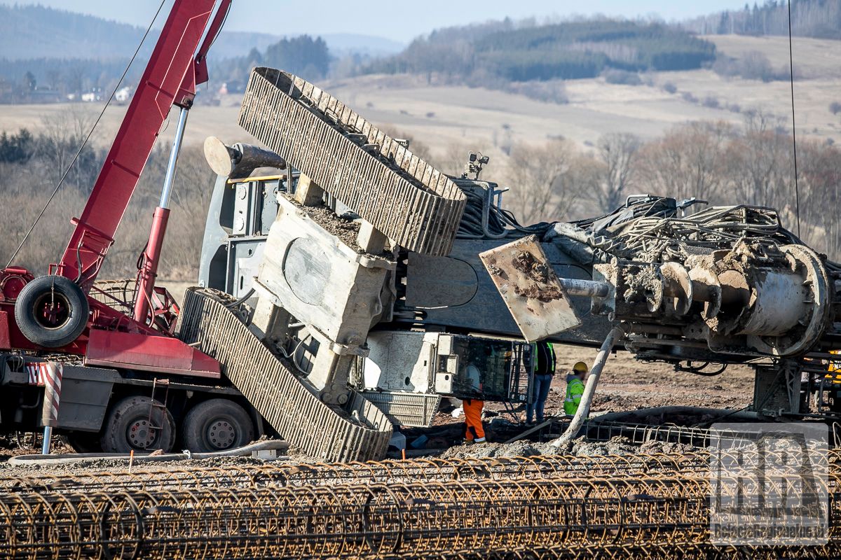 Ptaszków: Przewróciła się wiertnica