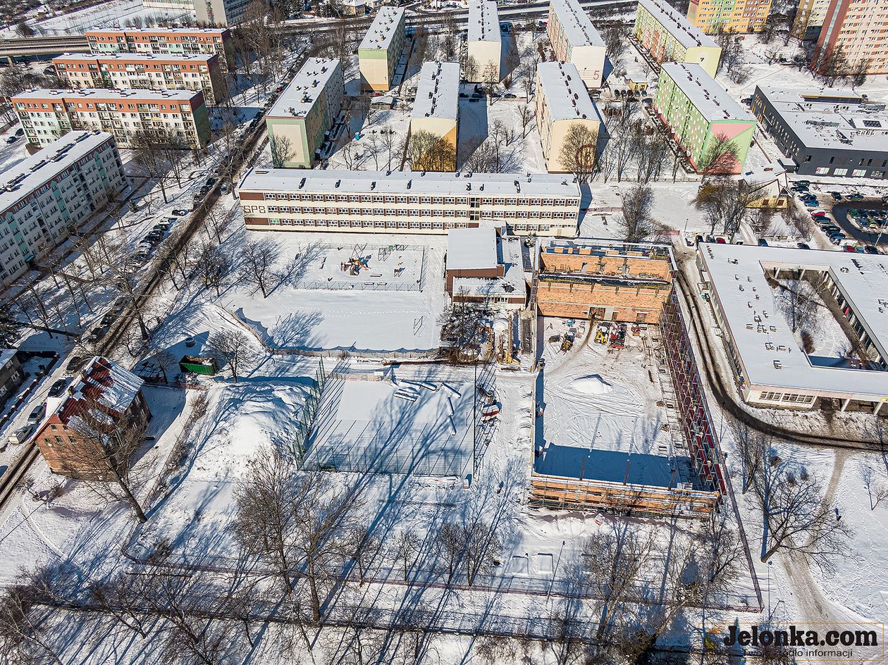 Jelenia Góra: Szkolna hala pnie się w górę