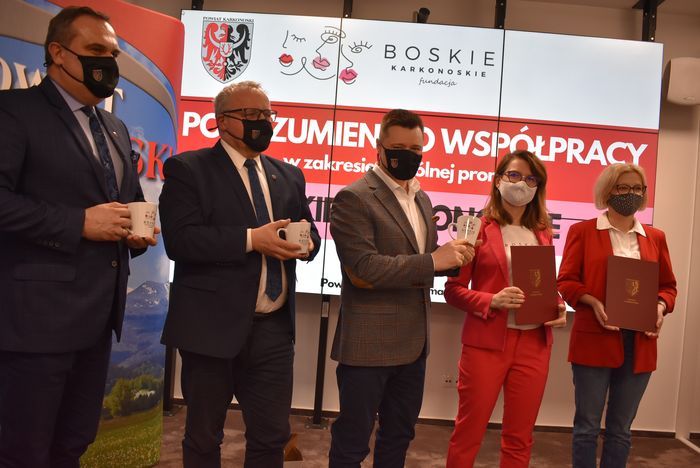 Powiat: Powiat z Boskimi Karkonoskimi