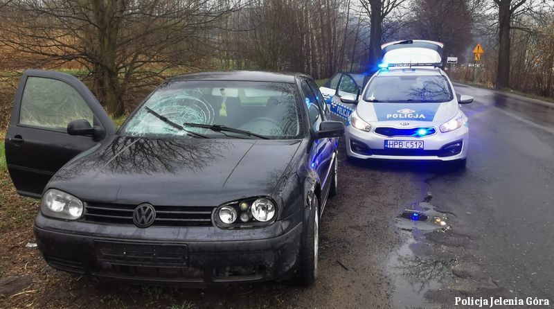 Powiat: Pijany kierujący uszkodził znaki drogowe i odjechał