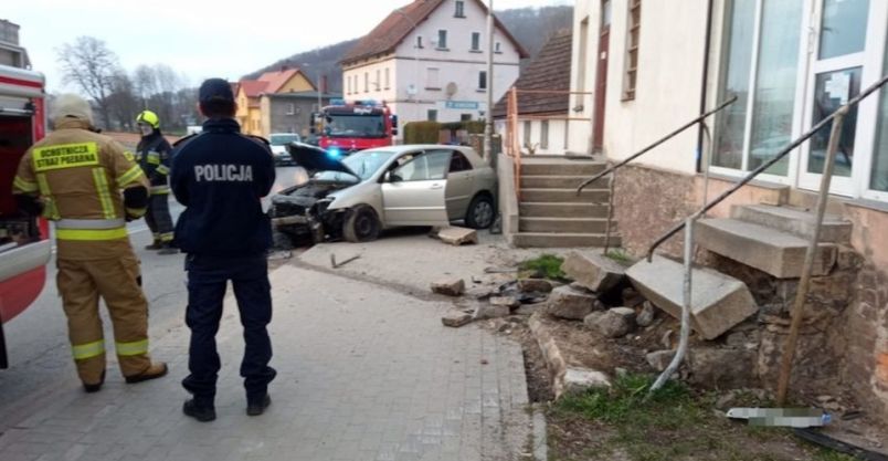 Wojcieszów: Prawie wjechał do sklepu