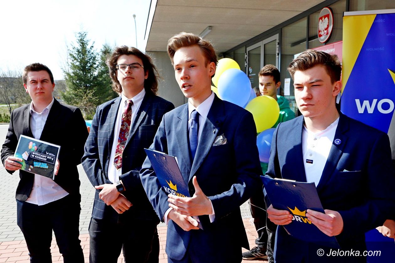 Jelenia Góra: Puścili PIT–y w "kosmos"