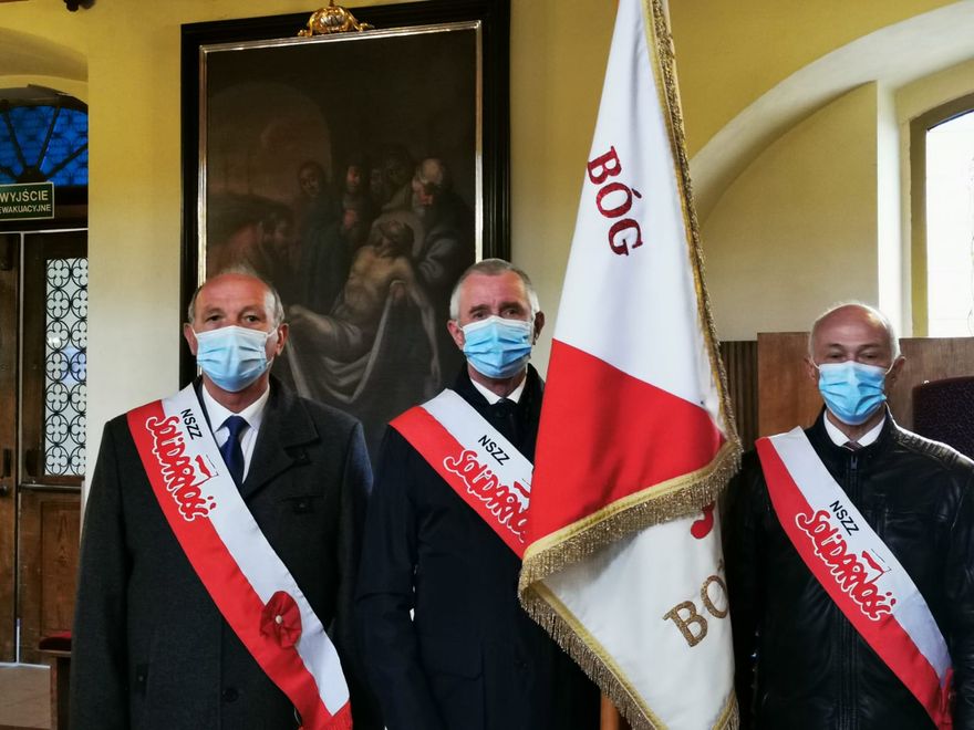 Bolesławiec: Kwiaty pod pomnikiem