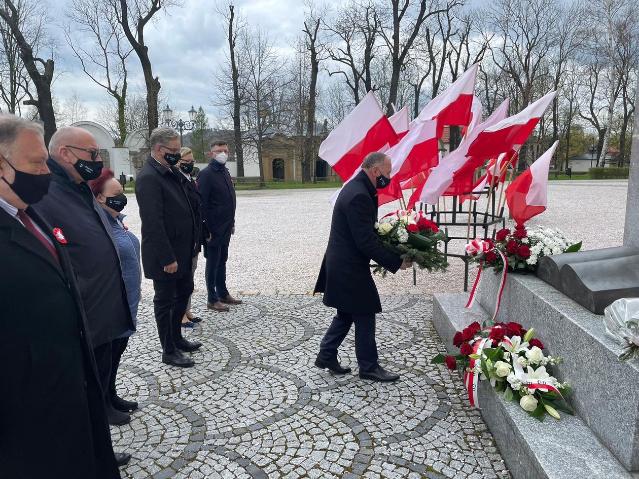 Jelenia Góra: Złożyli kwiaty przy pomniku
